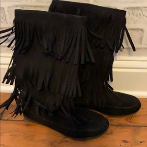 Fringe black boots